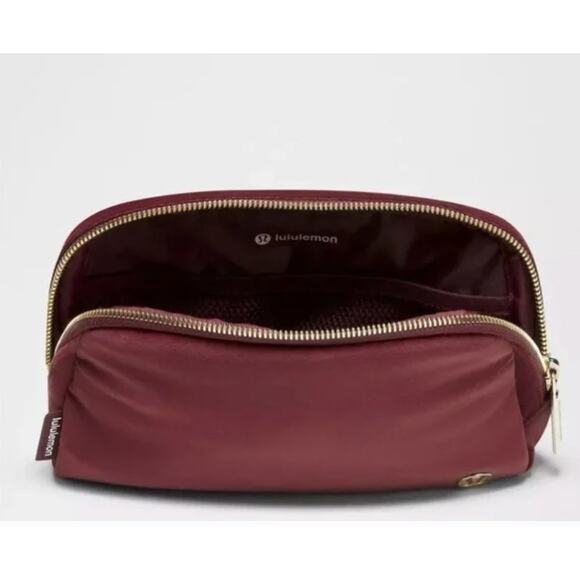 NWT Lululemon Everywhere Belt Bag 1L Velour Wine‎ Berry/Gold - Picture 3 of 5